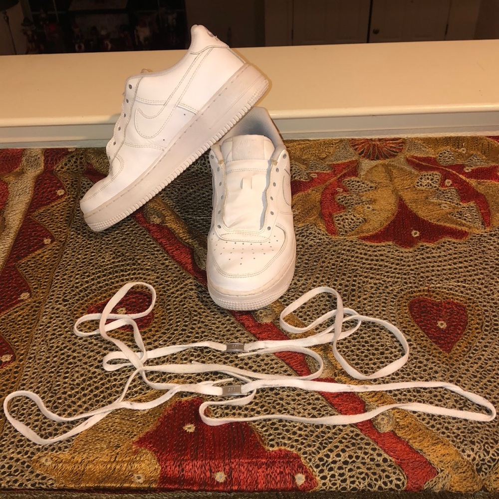 WHITE NIKE AIR FORCE 1’s